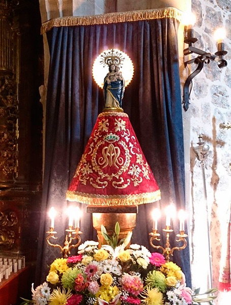 Manto para Virgen del Pilar en pueblo